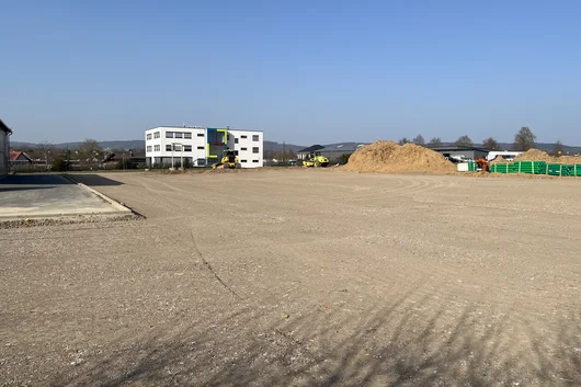 Vorbereitete Hof- und Logistikfläche für den Neubau eines Speditionsbetriebes in Hüllhorst mit verdichtetem Untergrund und Baustellenumgebung