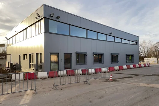 Moderne Werkstatthalle mit Verwaltung Neubau einer Werkstatthalle mit Verwaltungsgebäude in Bad Salzuflen, moderne Industriearchitektur mit Fassadenverkleidung und Fensterband.