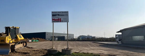 Baustelle des Neubaus eines Speditionsbetriebes in Hüllhorst mit vorbereiteter Hof- und Logistikfläche sowie Baugrund im Vordergrund