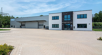 Produktionshalle mit Bürogebäude