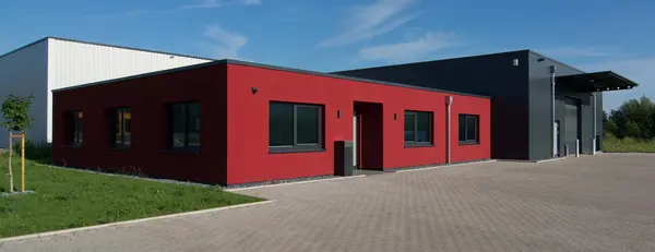 Bürogebäude mit Lagerhalle
