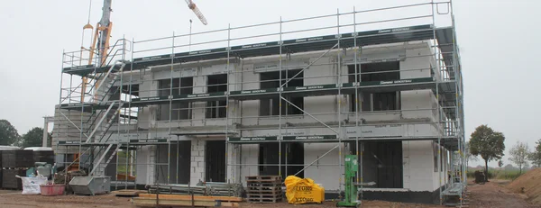Neubau für Diversign in Bad Salzuflen Zweigeschossiger Büro-Rohbau der DIVERSIGN GmbH mit Baugerüst in Bad Salzuflen-Lockhausen
