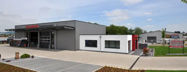 Lagerhalle mit Schleppdach und eingeschossigem Bürogebäude