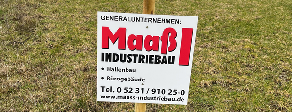 Bauschild für den Neubau einer Lagerhalle in Kalletal